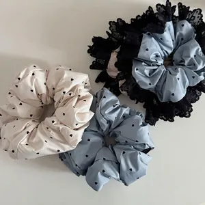 Elegante Elastico per Capelli con Motivo a Cuore e Pois con Bordo in Pizzo Nero Stile Coreano in Tessuto Satinato per Donna Accessorio Quotidiano