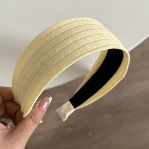 Detailaufnahme des hellgelben breiten Stirnbands aus Rippstoff mit rutschfestem Futter