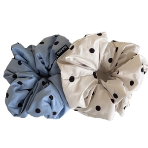Set elastici per capelli a pois blu e bianchi con etichetta moda su sfondo bianco