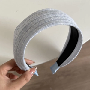 Detail eines hellblauen gerippten Stirnbands mit breitem Rand und rutschfestem Futter