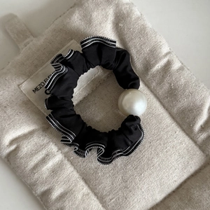 Chouchou élégant en dentelle noire avec bordure rayée et ornement en perle blanche