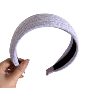 Stilvolles breites lila Strickstirnband mit gerippter Textur für einen hohen Kronen-Look