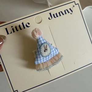 Détail de la pince à cheveux chapeau bleu à carreaux avec dentelle rose et broderie lapin