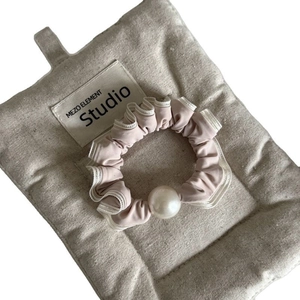 Chouchou élégant en maille rose poudré avec dentelle et perle sur tissu doux