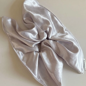 Chouchou géant élégant en satin crème avec texture soyeuse brillante pour queue de cheval