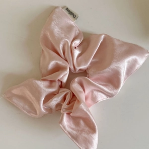 Chouchou satiné rose clair brillant pour coiffure élégante et queue de cheval basse
