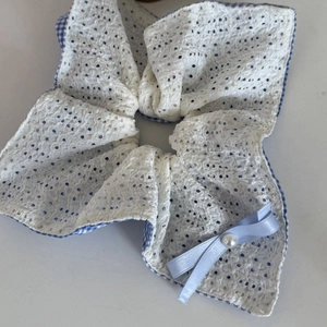 Chouchou élégant en dentelle à carreaux bleus avec nœud en satin et perle pour femme