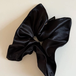 Chouchou en satin noir brillant haut de gamme avec design plissé élastique et étiquette