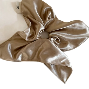 Chouchou élégant en satin doré champagne avec gros nœud et ruban à texture soyeuse