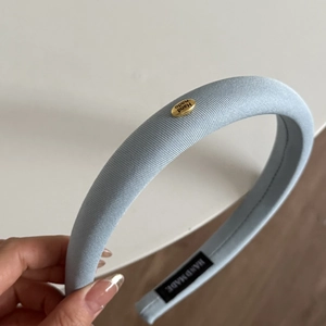 Serre-tête rembourré bleu clair avec étiquette dorée faite main et tissu texturé