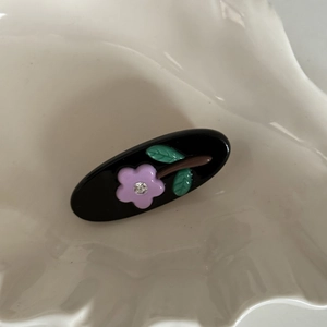 Ovaler lila Blumen Haarclip mit Strasssteinen und Gelee-Textur auf einer Schale