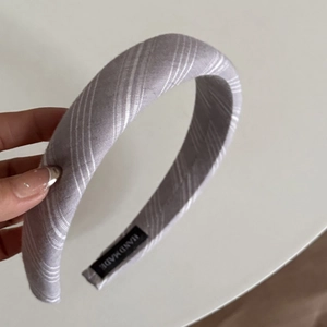 Bandeau fait main en tissu rayé gris avec tissage texturé et étiquette artisanale