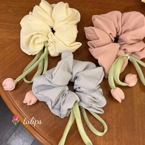 Chouchous tulipe élégants en crème, rose et gris avec rubans de soie sur bois