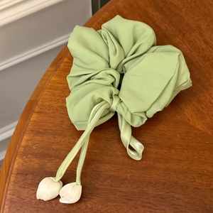 Chouchou élégant en soie verte avec pendentifs tulipes en tissu et longs rubans
