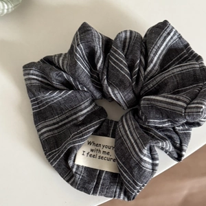 Chouchou en tissu gris anthracite à rayures de style coréen avec étiquette tissée minimaliste