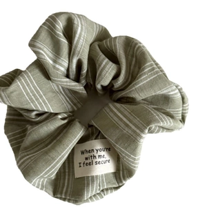 Chouchou vert sauge à carreaux avec rayures blanches et étiquette tissée décorative