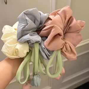 Ensemble de trois chouchous à fleurs de tulipes en couleurs crème, bleu et rose
