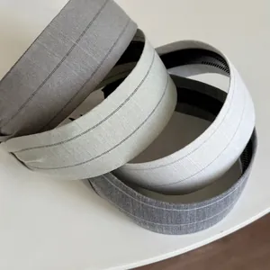 Lot de quatre serre-têtes larges en tissu rayé aux tons Morandi avec dents antidérapantes