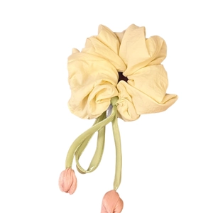 Chouchou élégant tulipe jaune avec de jolis pendentifs floraux roses suspendus