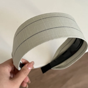 Serre-tête large à rayures minimaliste en tissu vert avec dents antidérapantes