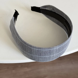 Serre-tête large à rayures grises pour femmes avec design intérieur dentelé antidérapant