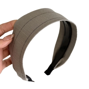Serre-tête large à rayures taupe pour femme avec design intérieur antidérapant