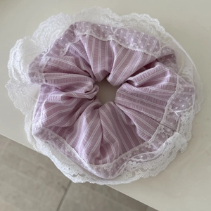 Französisches Vintage Scrunchie in Lavendel gestreift mit eleganter weißer Spitze