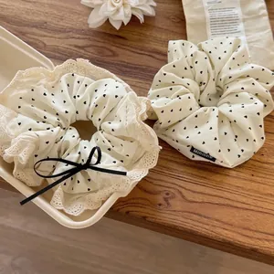 Cremefarbenes Herz-Haargummi-Set mit Spitzenbesatz und Schleife für elegante Frisuren