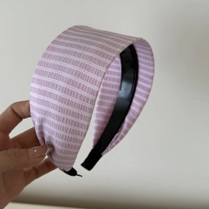 Zartrosa gestreiftes Stoffstirnband mit Rüschendesign und rutschfestem schwarzem Innenring