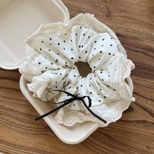 Cremeweißer Haargummi mit Herz-Polka-Dots, Spitzenbesatz und schwarzer Schleife