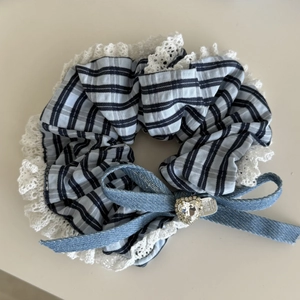 Chouchou rayé bleu marine avec dentelle, nœud en denim et cœur en strass brillant
