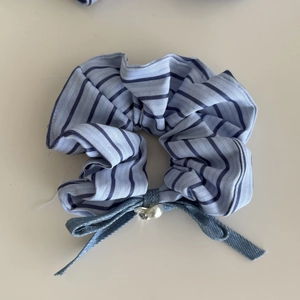 Chouchou rayé bleu marine avec nœud en denim, perle et petit ours décoratif