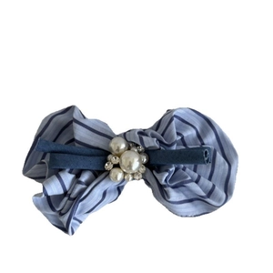 Pince à cheveux nœud à rayures marines avec perles blanches et détails en strass brillants