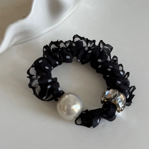 Chouchou en dentelle à pois noirs avec grande perle et décoration en cristal de zircon