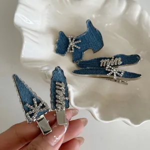 Détails de barrettes à cheveux en denim avec ornements en strass et design de nœud