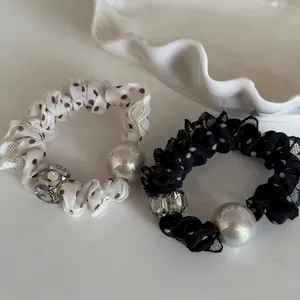 Chouchous rétro à pois avec bordure en dentelle, perle nacrée et cristaux brillants
