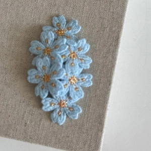 Barrette à cheveux fleurs de cerisier tricotées bleu clair avec broderies fines