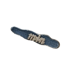 Barrette à cheveux en denim bleu avec lettrage en strass et design ondulé