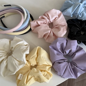Buntes Set aus handgefertigten Stoff-Haarreifen und XL-Haargummis in Pastellfarben