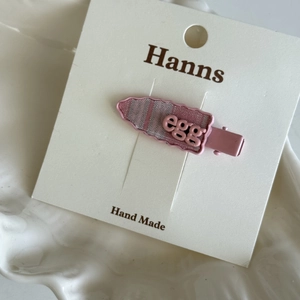 Fermaglio per capelli a scacchi rosa per ragazze con rilievo egg su sfondo bianco