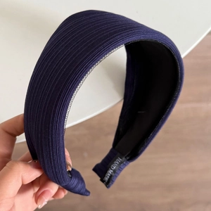Dunkelblauer breiter Haarreif aus Rippstoff mit High-Crown-Design und Handmade-Label