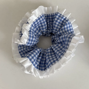 Chouchou géant à carreaux bleus et blancs avec d'élégantes bordures en satin blanc