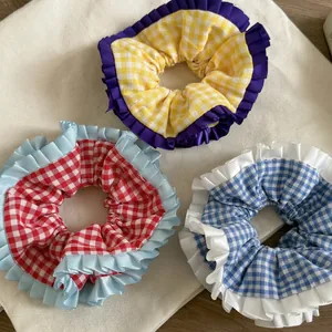 Lot de trois chouchous à carreaux avec volants aux motifs jaune, rouge et bleu