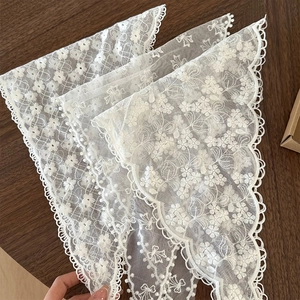 Lot de trois foulards triangulaires en dentelle blanc cassé avec broderie florale sur bois