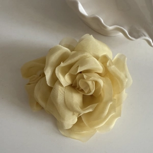 Gros plan détaillé sur un chouchou fleur en tulle champagne fait main pour cheveux