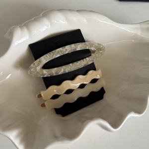 Three-piece acetate hair clip set with marble patterns and wavy design for women