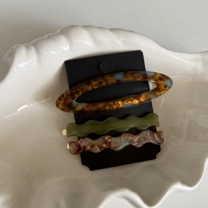 Three-piece acetate hair clip set with wavy hairpins and oval shell pattern clips