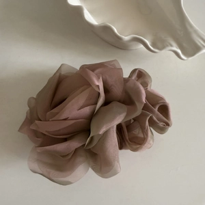 Chouchou floral élégant en résille rose poudré avec couches de tissu organza