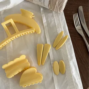 Set di accessori per capelli giallo crema con grandi mollette e fermagli in resina lucida