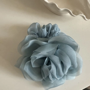 Chouchou fleuri élégant bleu brumeux fabriqué en tissu organza multicouche